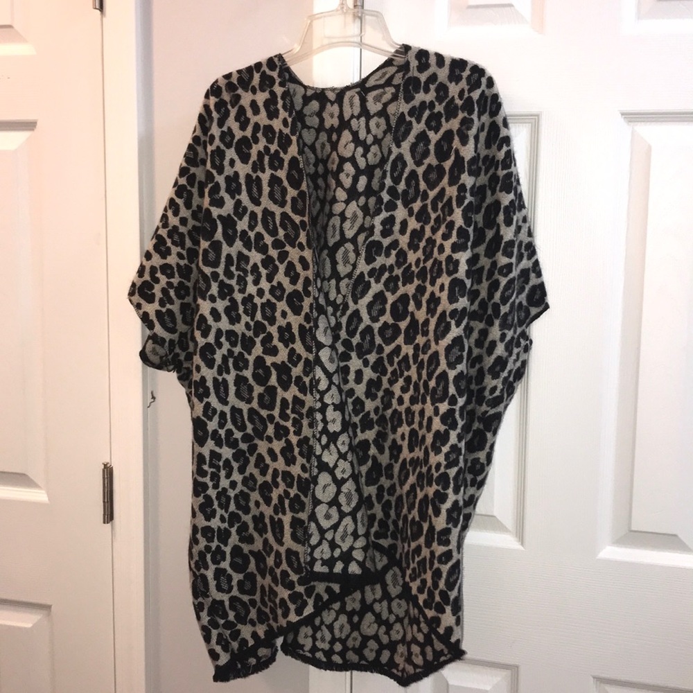 brand new , never worn, leapord shawl